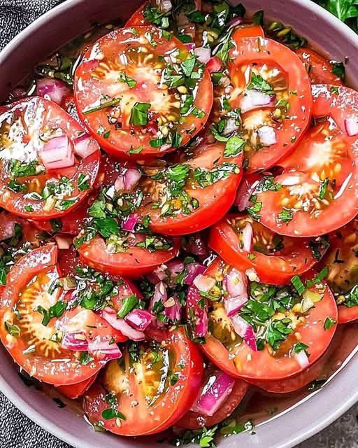 Salade de Tomates Marinées Savoureuse
