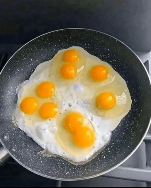 Combien d’œufs y a-t-il dans la poêle ?!