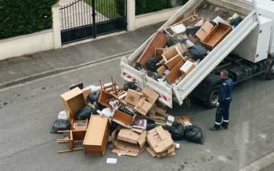 Des locataires quittent une maison remplie d’ordures : le propriétaire les dépose devant leur nouveau domicile