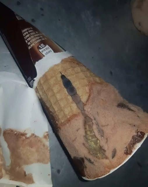 Aujourd’hui, ma fille a ouvert sa glace au chocolat préférée, celle qu’elle mange presque tous les jours après l’école.