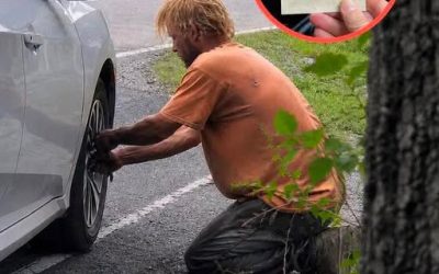 Un sans-abri m’a aidé à changer un pneu crevé sur la route 9 où mon fils a disparu il y a 20 ans – ce qu’il a laissé sur le siège passager m’a bouleversé