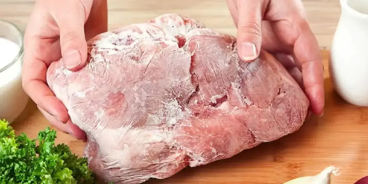 Comment décongeler de la viande en cinq minutes : l’astuce de la casserole retournée