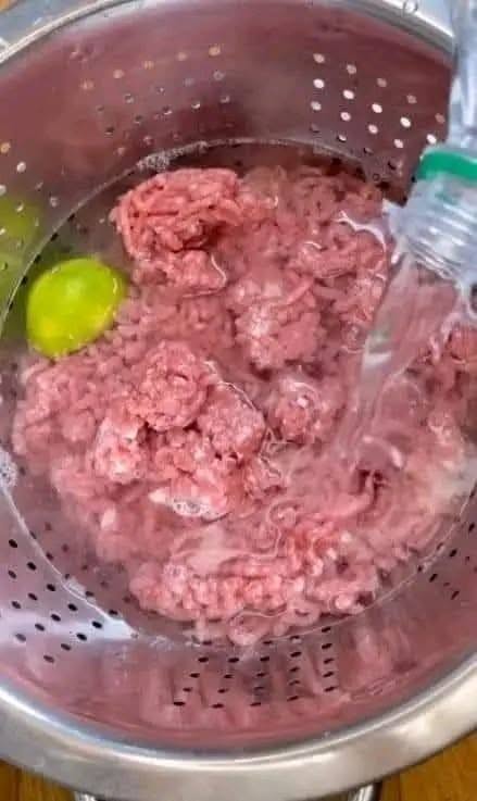 Hier soir, ma belle-sœur a préparé le dîner avec du bœuf haché, mais elle ne l’a pas rincé. Je n’ai pas pu en manger, et j’ai empêché les enfants d’en manger aussi. Je rince toujours le bœuf haché avant de le cuire. Je n’arrive pas à croire qu’elle ne le fasse pas. Ne faut-il pas laver son bœuf haché avant de le cuire ?